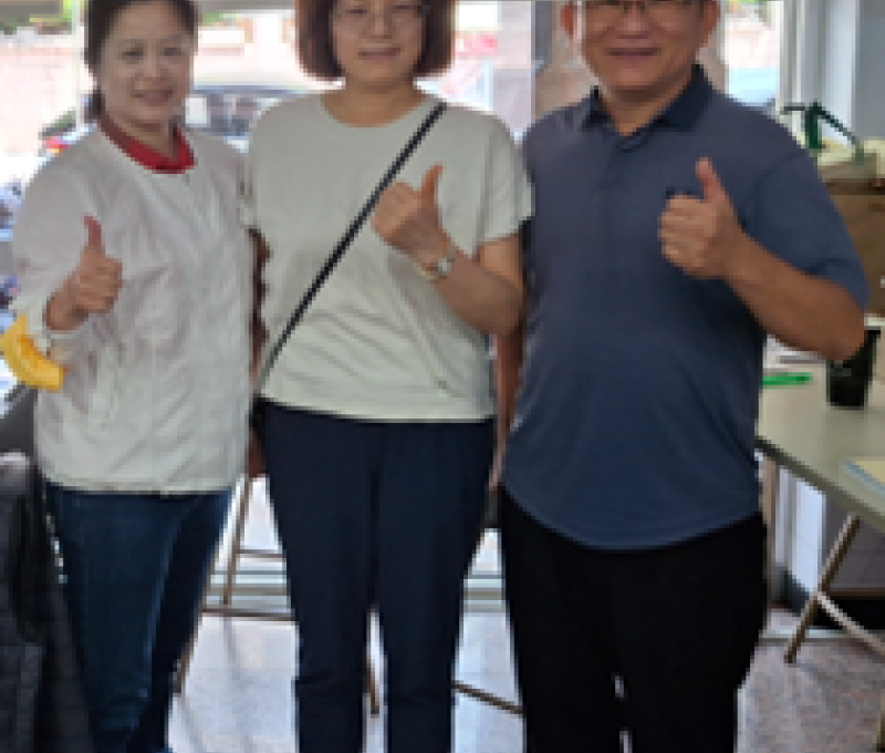 兩位筆者在三峽安溪國小訪問第五代黃瓊麗(中)（照片拍攝者：張銓津／拍照日期：2025/5/18）