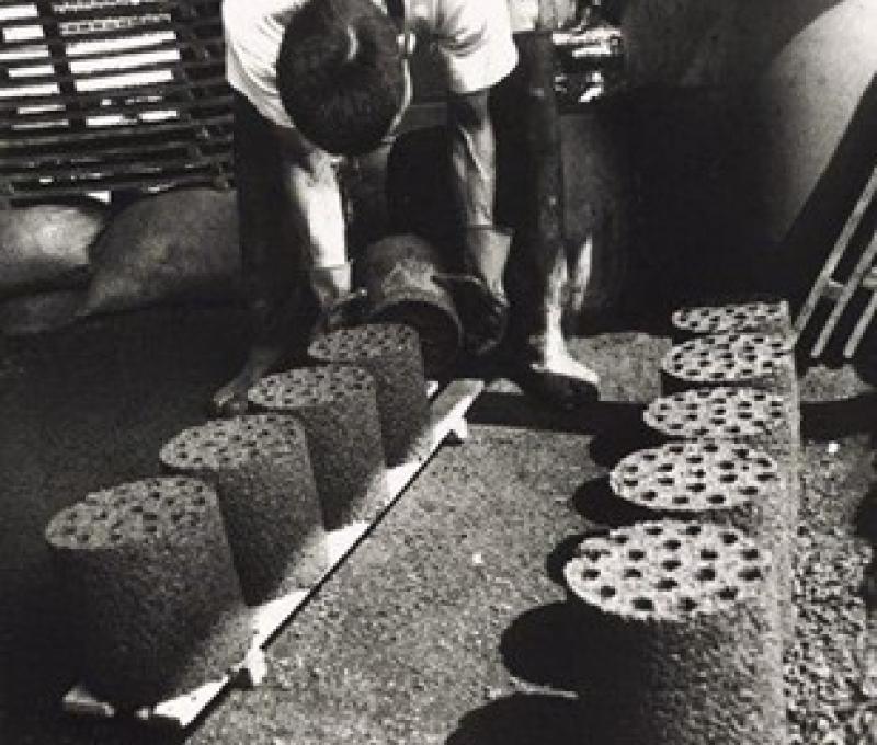 50年前的煤球 它只是煤渣拌紅土而已，並不是焦炭