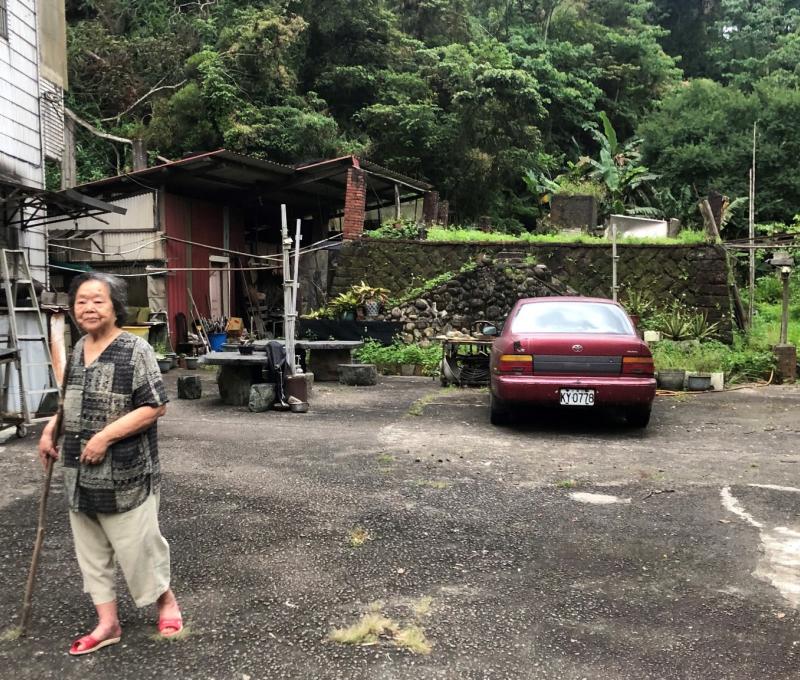 後方是焦炭窯的正面，工人挑煤登斜梯而上於窯頂倒入窯內進行高溫乾餾