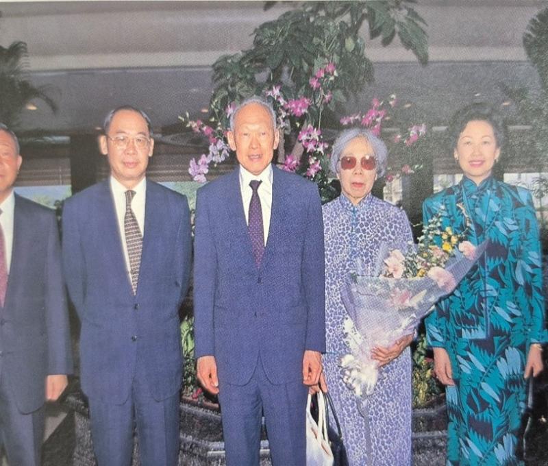 前新加坡總理李光耀伉儷光臨鴻禧大溪之照片，面對照片最左為張秀政董事長。（拍攝者：鴻禧大溪期刊）