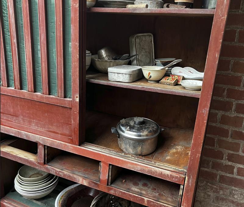 洪添發古厝-廚房裡的菜櫥找到時代的產物（照片提供者：林雅婷 / 拍攝日期：2025.02.14）