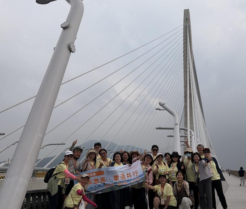健康樂活單車團隊橋上合影（照片提供者：新北市政府）