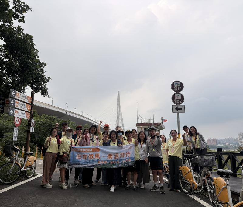 八里觀海長堤端拍攝淡江大橋（照片提供者：新北市政府）