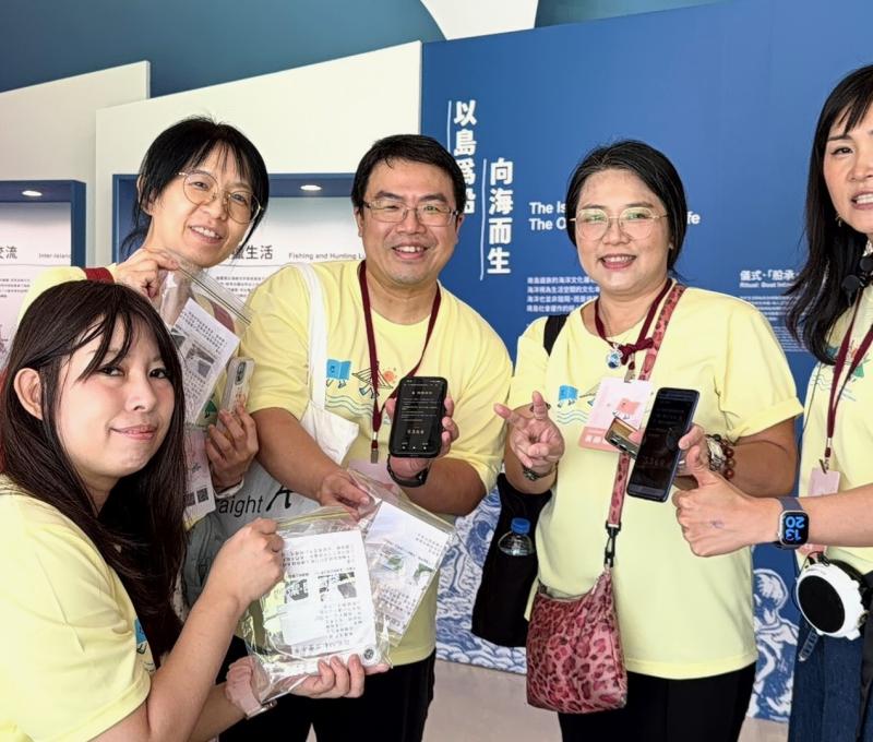 學員舉起手機秀出最終密碼 5368，手中拿著剛兌換到的踏查包，五人開心合影，完成「時空偵探」的密室逃脫任務。（照片提供者：林英斌 / 拍攝日期：2026.08.11）