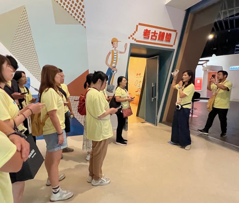 進行十三行博物館活動的說明。我們即將進入考古工作站及八里時光機，來一看看八里這區的文明演替。（照片提供者：賴佳瑋 / 拍攝日期：2026.08.11）