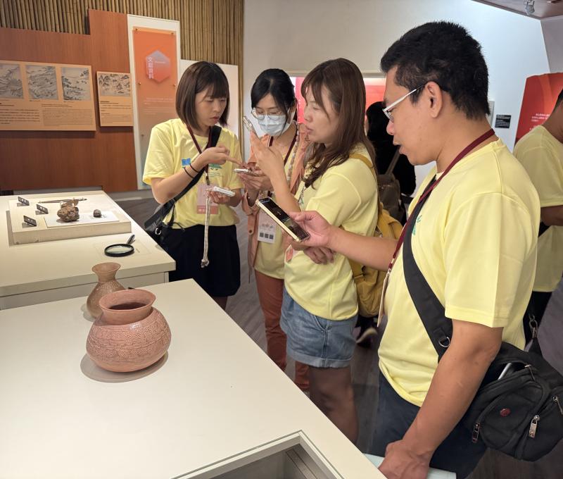 十三行博物館的二樓展區考古工作站，學員透過密室逃脫解謎活動導覽與自主觀察，認識八里地區的史前文化與人類生活痕跡。（照片提供者：新北市教育局 / 拍攝日期：2026.08.11）
