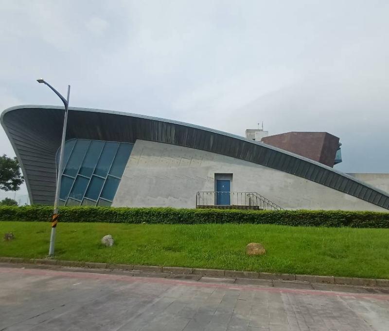鯨背沙丘造型獨特，展現十三行博物館建築巧思（照片提供者：蕭怡湘 / 拍攝日期：2026.08.11）