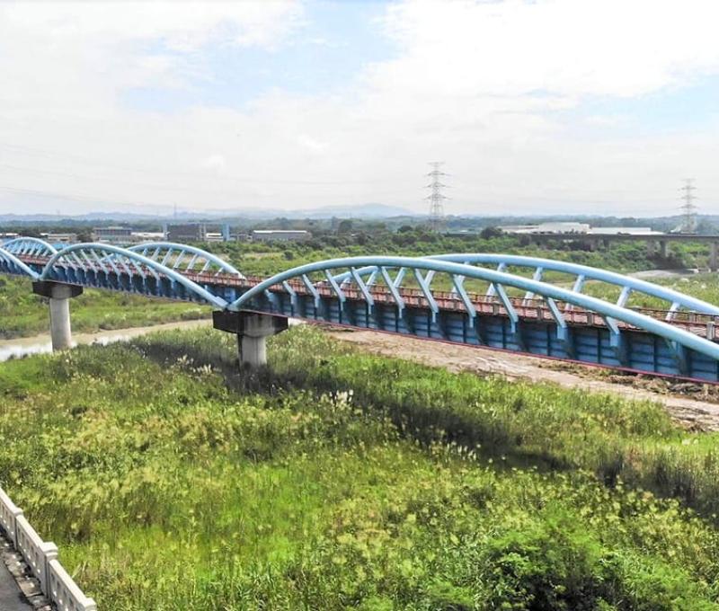 象徵水雉羽翼意象的水藍色橋樑 照片提供者：毛毓翔 / 拍攝日期：2022/09/09