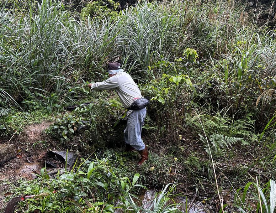 舀水灌溉示意動作2照片提供者：蕭筑云