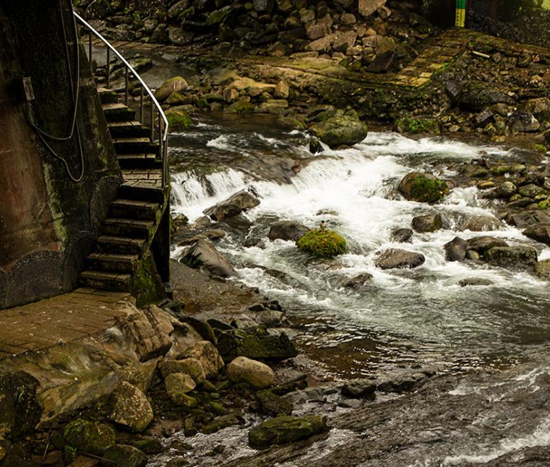 轉角即見水流匆匆，潺潺不絕於耳，讓人忘了時間的步調