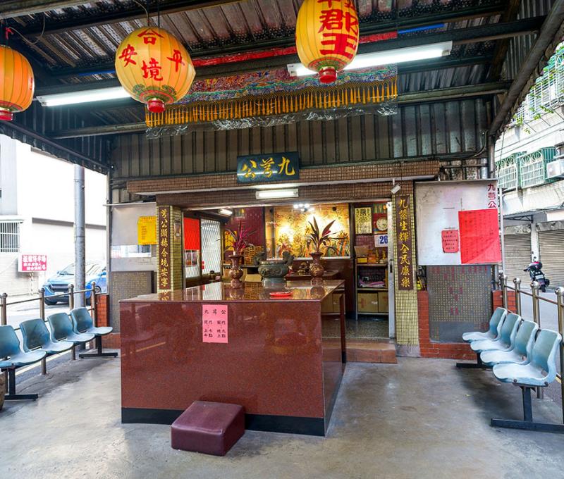車水馬龍中自帶莊嚴的九芎公廟