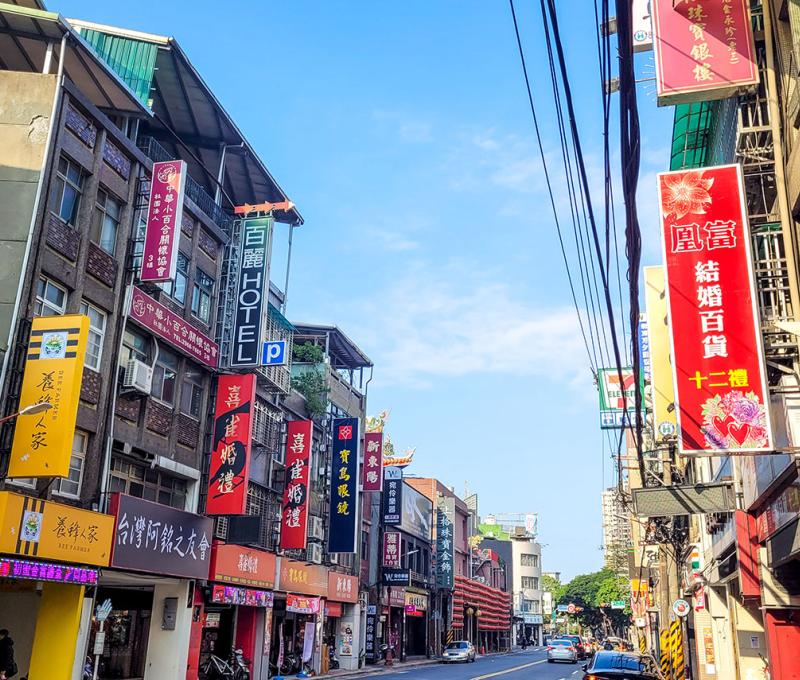 南門街兩側聚集婚禮嫁娶的相關商店