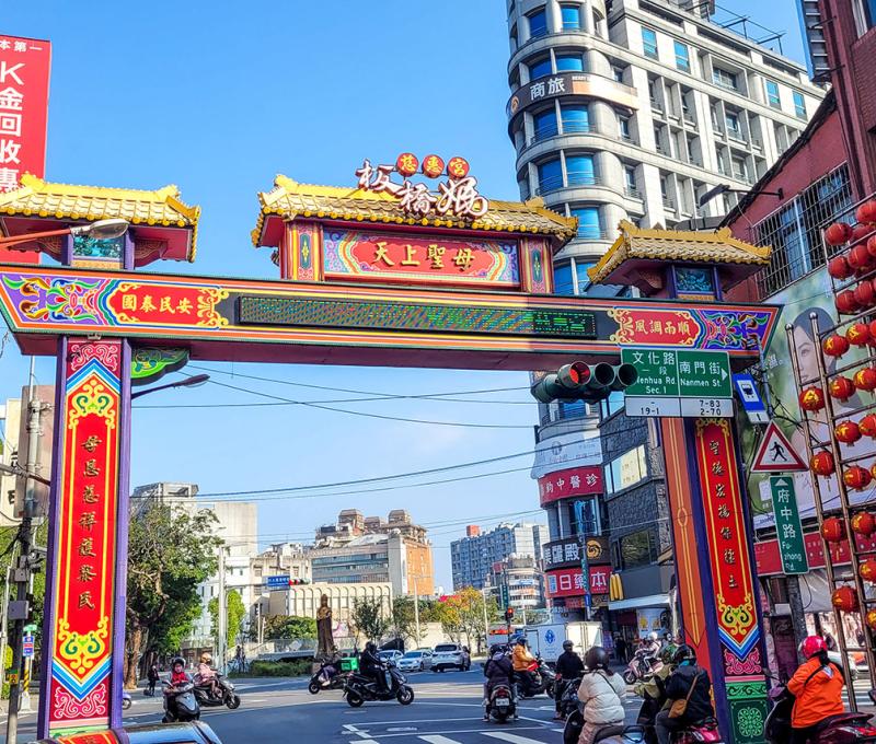 慈惠宫於府中路的「板橋媽」牌樓