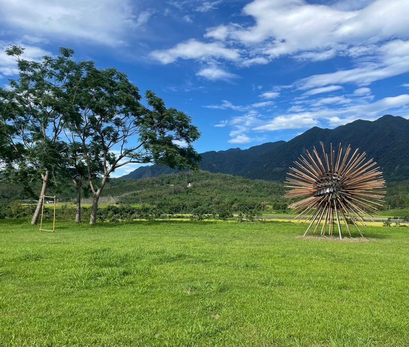 2024「縱谷大地藝術季-漂鳥197」台灣藝術家巴卡芙萊工作室的作品《種子》，地點：富里天賜糧源大草皮。 照片提供者：天賜糧源