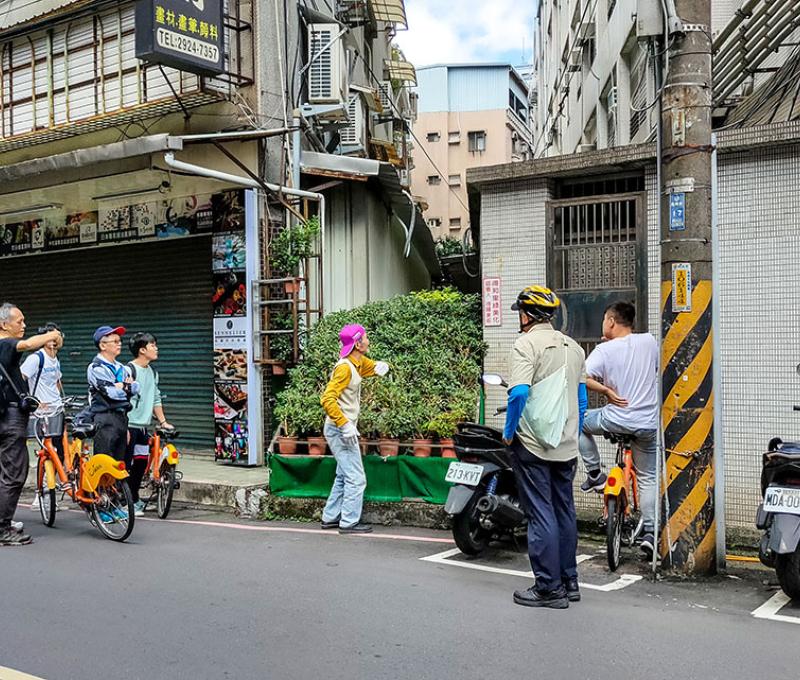 瓦磘溝北支流河道隱身於植栽牆下