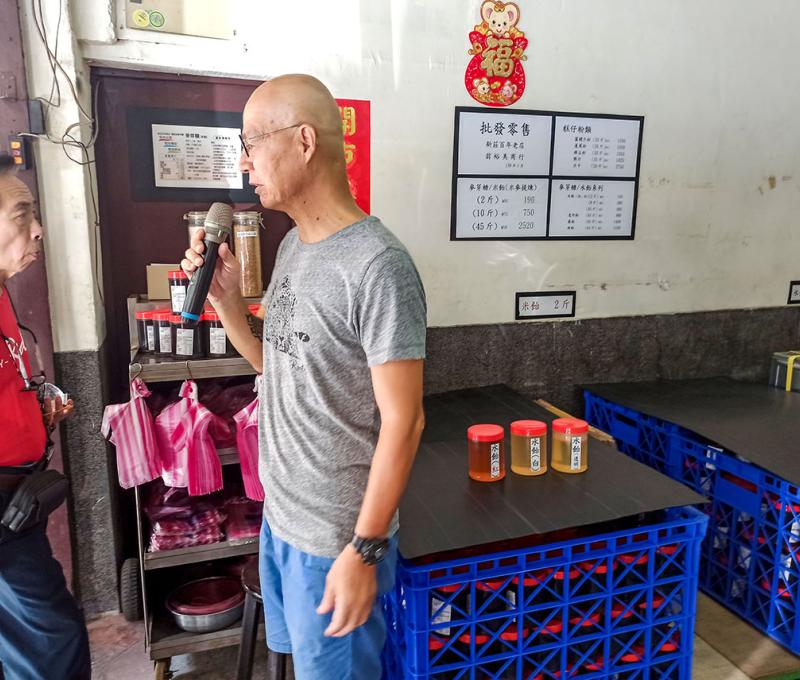 老闆親切的介紹商品的製作方式。照片拍攝者：海山文史團隊