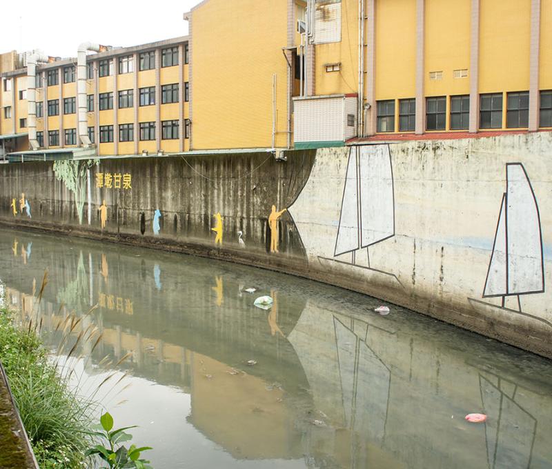 以水泥鋪面來建築堤坊減少了生態棲地