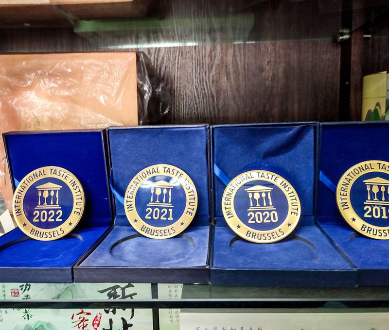 碧螺春茶、蜜香紅茶分別榮獲比利時國際風味暨品質評鑑(ITQI)二星、三星評鑑的佳績1。照片拍攝者：北大高中三峽學教師團隊