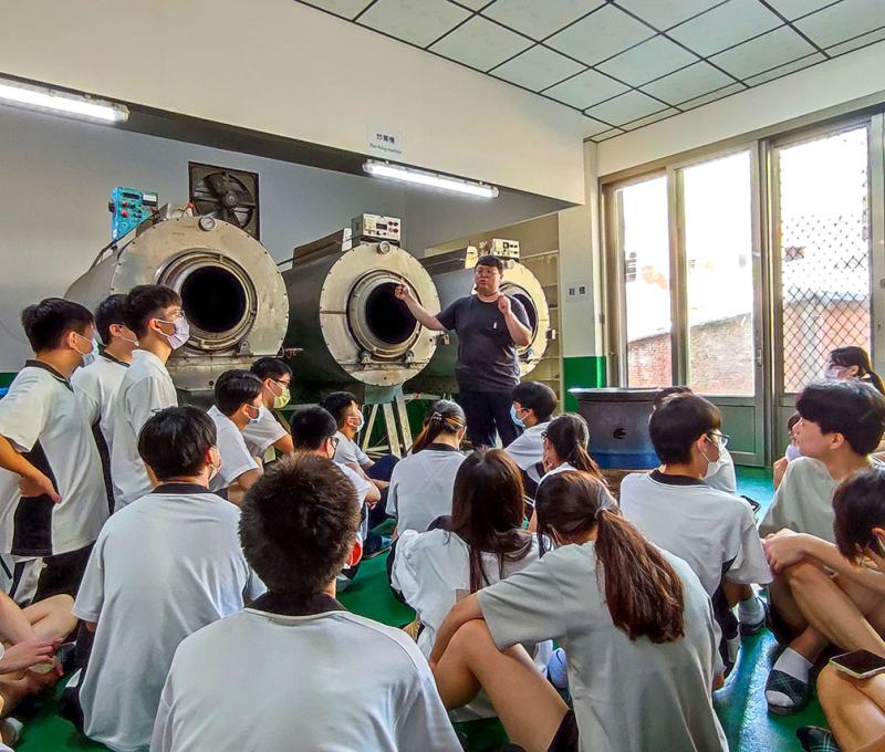 學生實際參與感受茶葉採摘、萎凋、炒菁、揉捻、烘乾等過程2。照片拍攝者：北大高中三峽學教師團隊