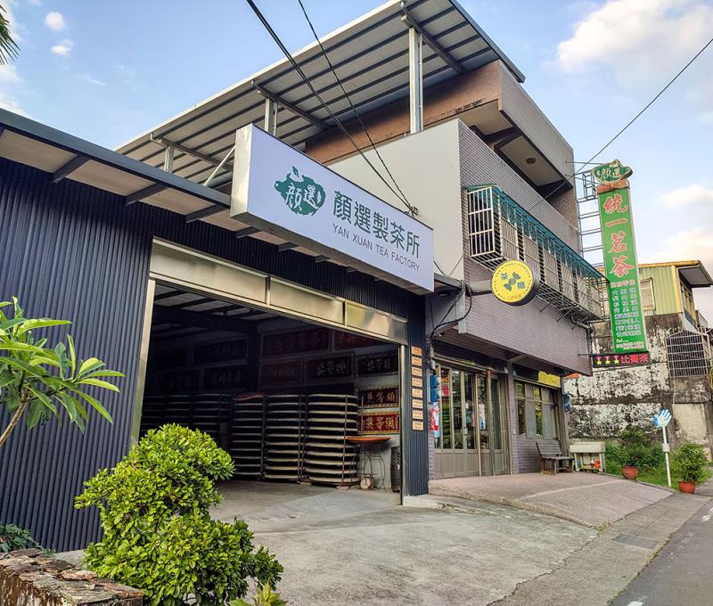 走過成福橋，來到竹崙地區，偌大的招牌就是「統一茗茶」。照片拍攝者：北大高中三峽學教師團隊