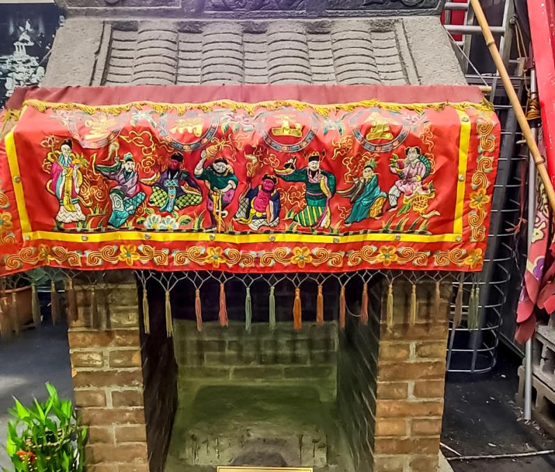 1799年創建的斯馨祠古廟，其屋脊與屋頂是由大陸福建運來的觀音石雕塑打造。照片拍攝者：賴素卿 / 拍攝日期：2022/09/04