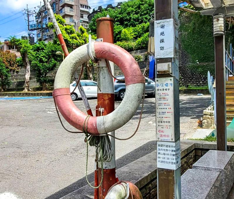 搭渡輪的遊客，請按涼亭左側柱子上的電鈴，通知擺渡人。照片拍攝者：賴素卿 / 拍攝日期：2022/09/20