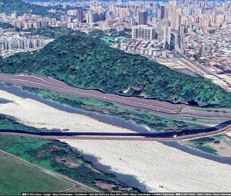 尖山因山勢尖拔得名也是瓦磘溝南支流源頭。照片來源：Google map