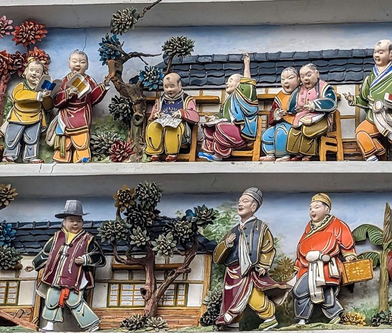 成美公堂右護龍簷下家族勉勵與左護龍簷下家族奮鬥故事雕飾。照片提供者：李華彥 / 拍攝日期：2023/04/15