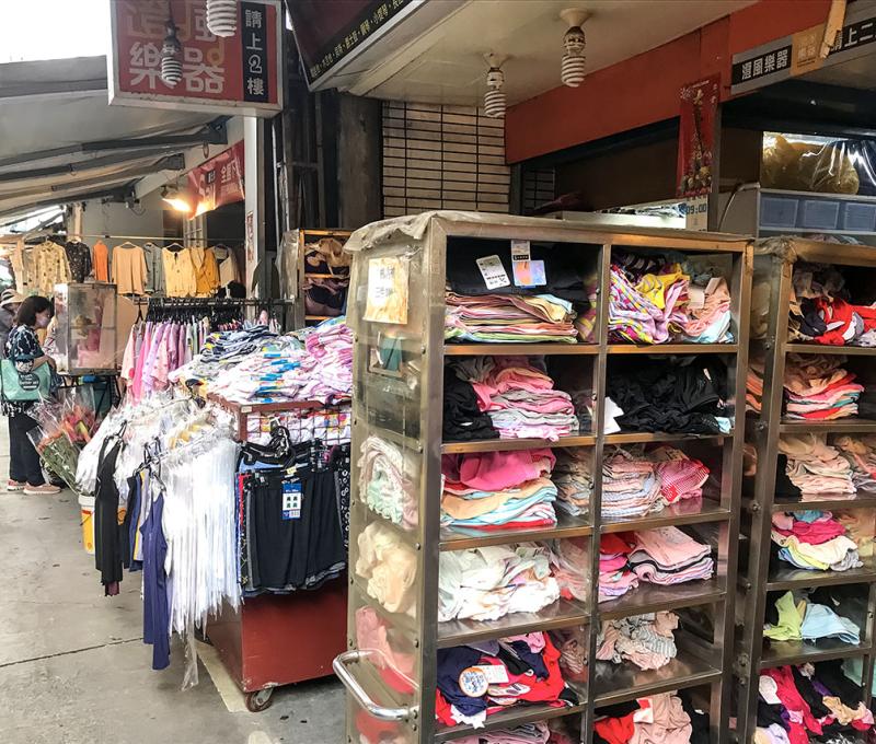 市場內賣衣服商家。照片拍攝者：方文樹 / 拍攝日期：2022/09/16