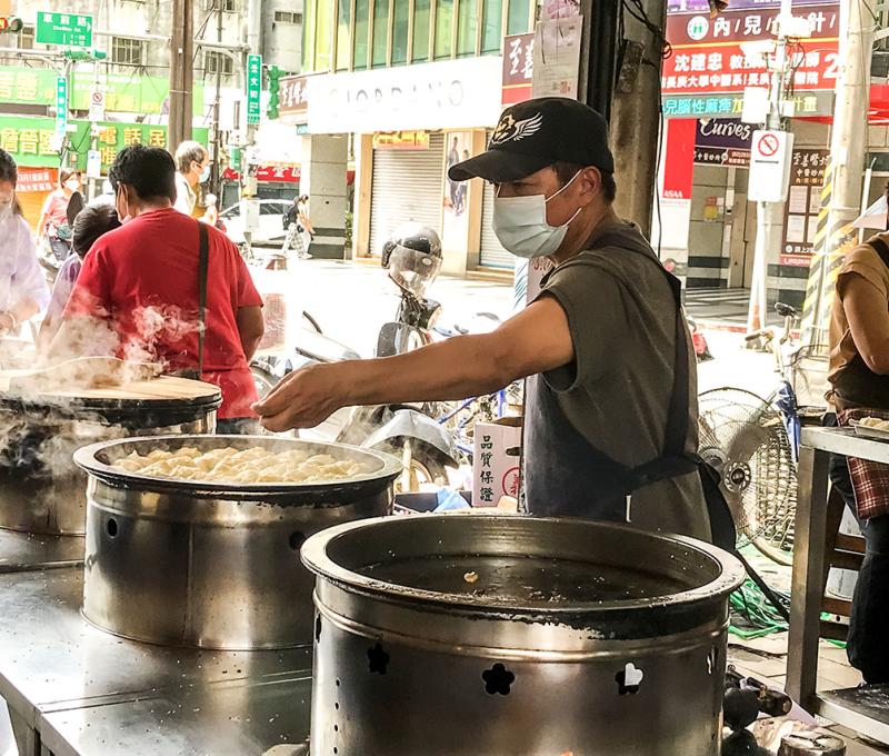 市場內排隊生煎包。照片拍攝者：方文樹 / 拍攝日期：2022/09/16