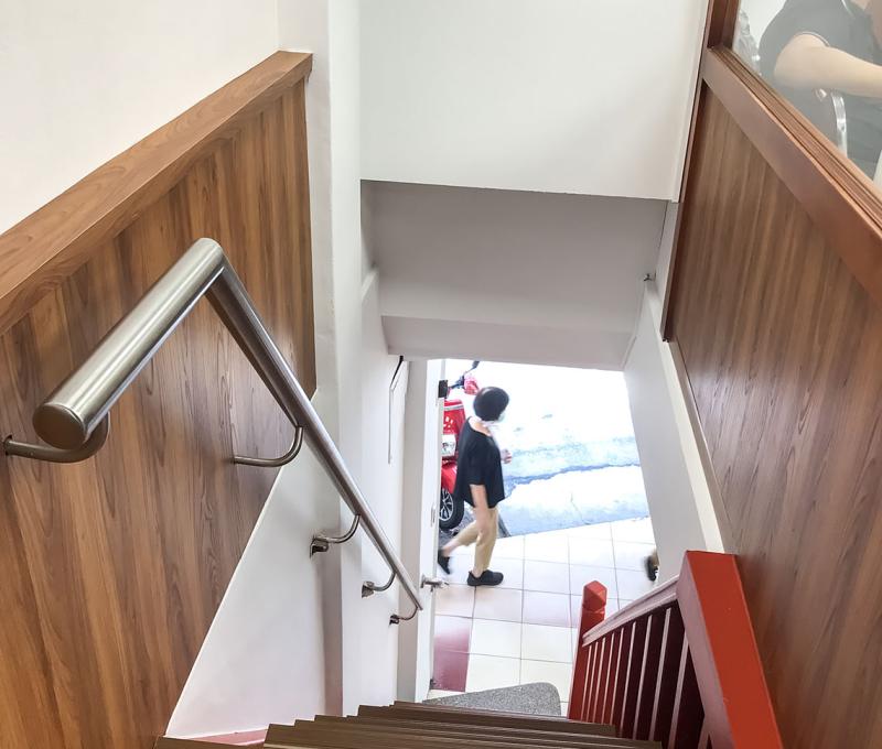 通往二樓的木製樓梯。照片拍攝者：方文樹 / 拍攝日期：2022/09/16