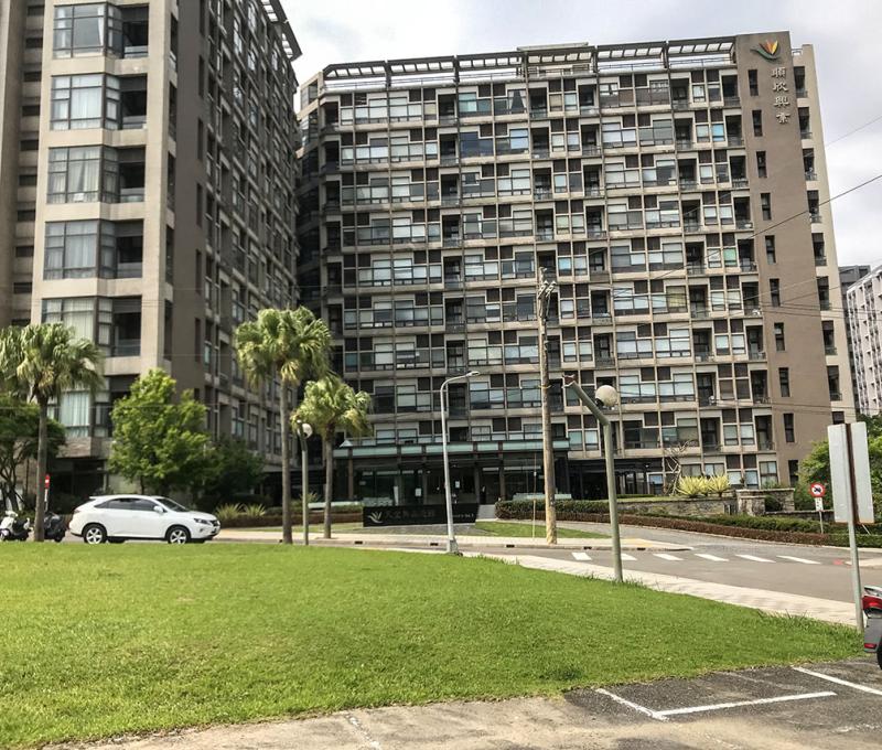 入處處棚架種滿了炮仗花。照片提供者：林美惠 / 拍攝日期：2023/08/14