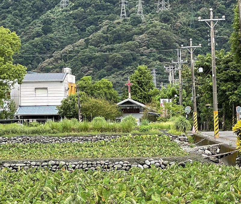五十甲墾區的砌石與遠方的教會 照片提供者：郭俊麟 / 拍攝日期：2024/09/23