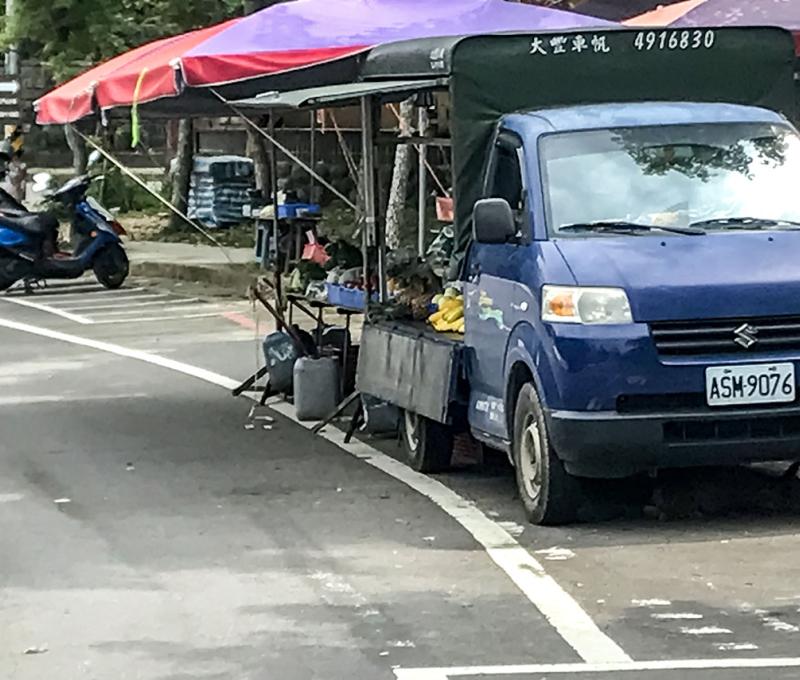 石門山市集攤車店家─農特產--水果。照片拍攝者：方文樹／拍攝日期：2022/04/13