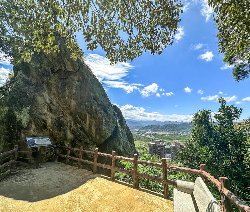 鶯歌石旁有小塊休息區。照片提供者：林美惠 / 拍攝日期：2023/08/14