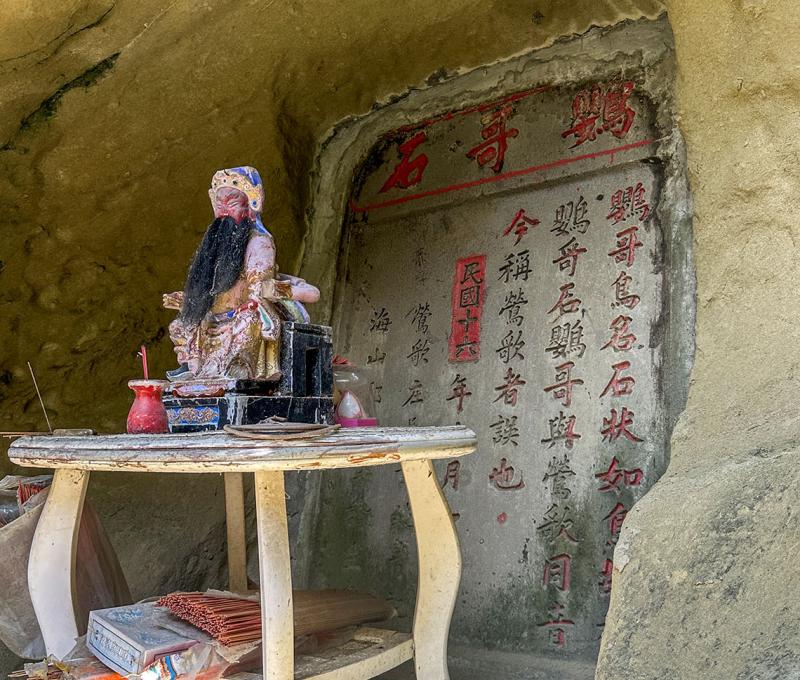 石洞佛像後方的解說石碑。照片提供者：林美惠 / 拍攝日期：2023/08/14