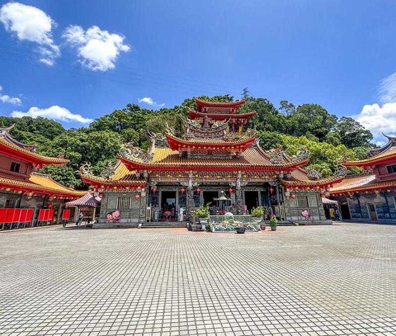 碧龍宮正殿前的廣場。照片提供者：林美惠 / 拍攝日期：2023/08/14