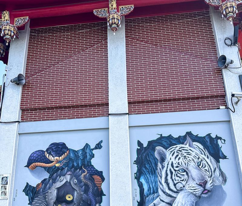 碧龍宮牆上的彩繪（蛇龜/虎）。照片提供者：林美惠 / 拍攝日期：2023/08/14