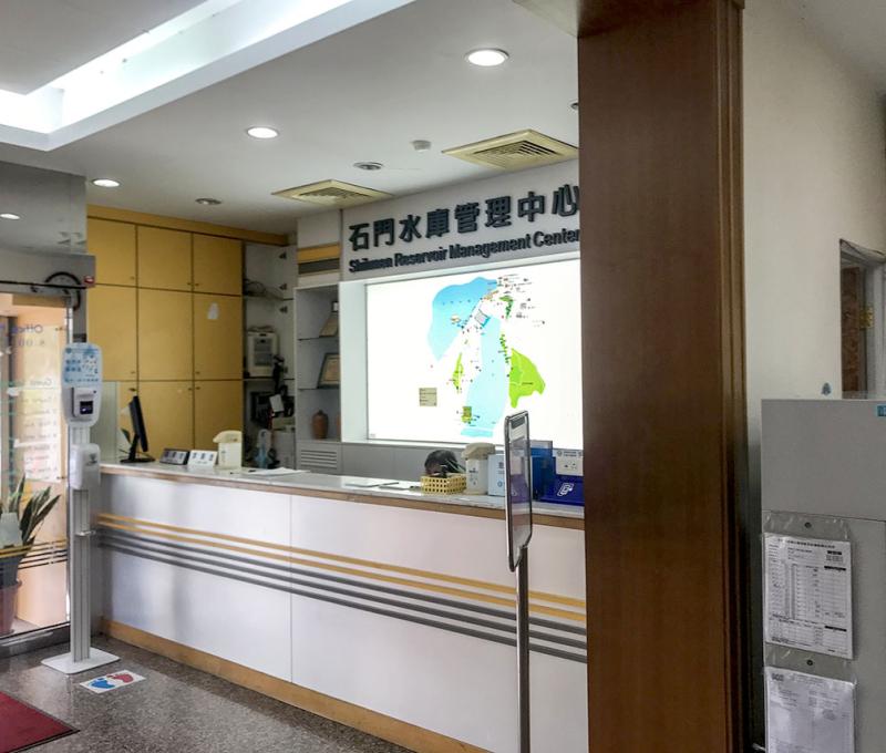 石門水庫管理中心櫃台。照片拍攝者：方文樹 / 拍攝日期：2022/04/13