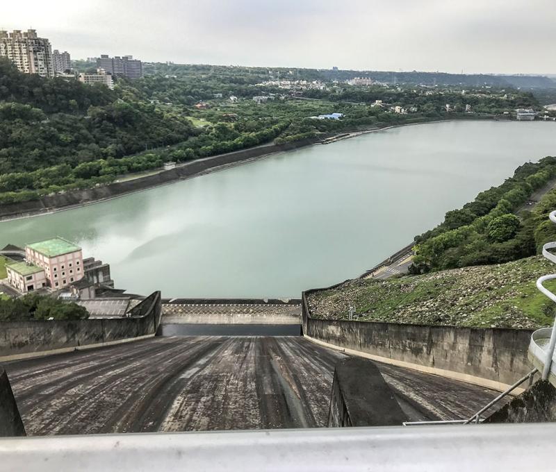 大壩下方的溢洪池─後池堰。照片拍攝者：方文樹 / 拍攝日期：2022/04/13