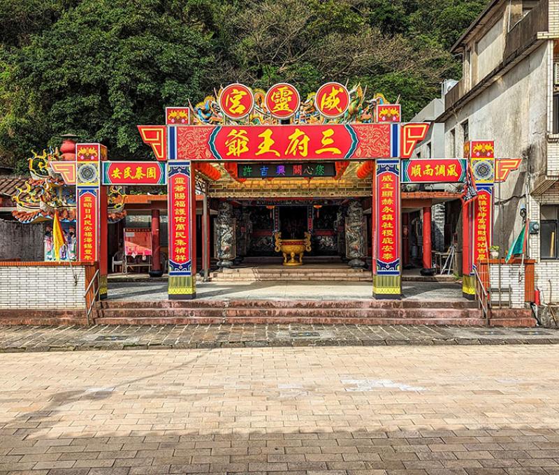 進去廟埕往右手邊走。照片拍攝者：林韋伶 / 拍攝日期：2024/1/2