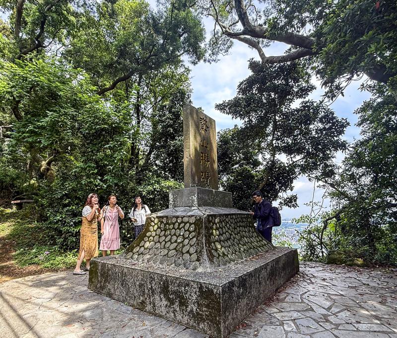 鳶山勝蹟石碑遠景 照片提供者：謝泓儒 / 拍攝日期：2025/5/9