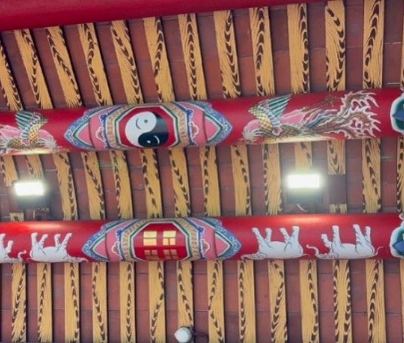 戲臺脊樑裝飾的無極概念。（照片提供者：英語系碩士班巫宜臻、特教系碩士班林承逸）