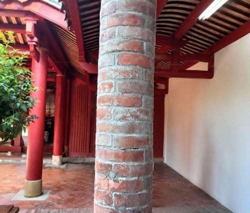 後殿圓形磚柱。（照片提供者：國文系黃靖捷、林鼎盛 運動系鄭博鍹）