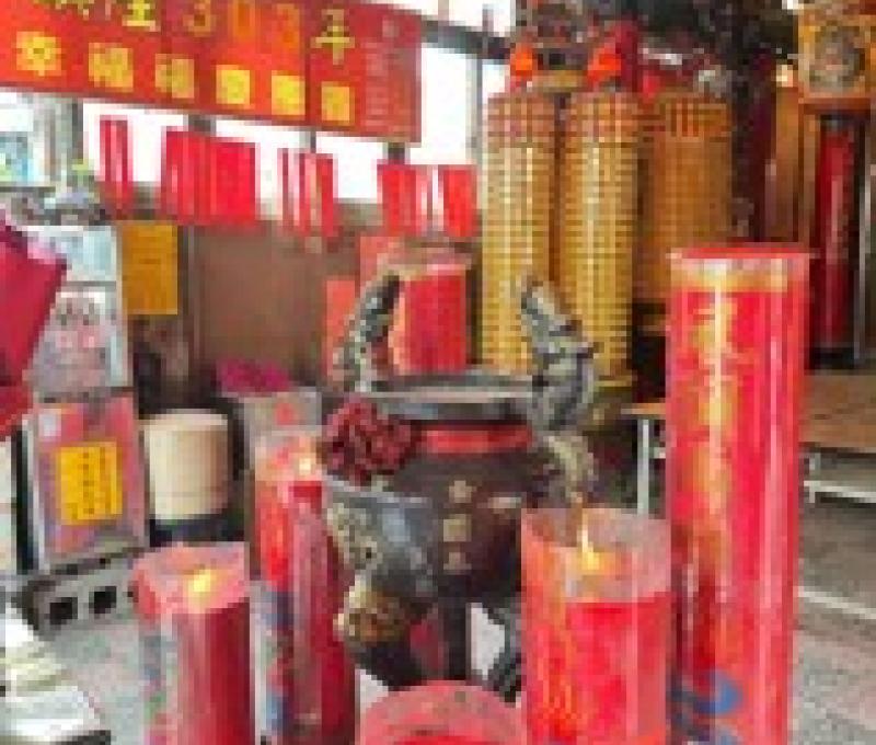 鼎香大爐與巨燭。（照片提供者：英語系陳鈺欣、王苡臻、魯姵廷）
