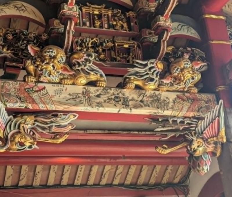 正殿內四點金柱橫樑上的鰲魚木雕。（照片提供者：歷史所李華彥、余芷昀）