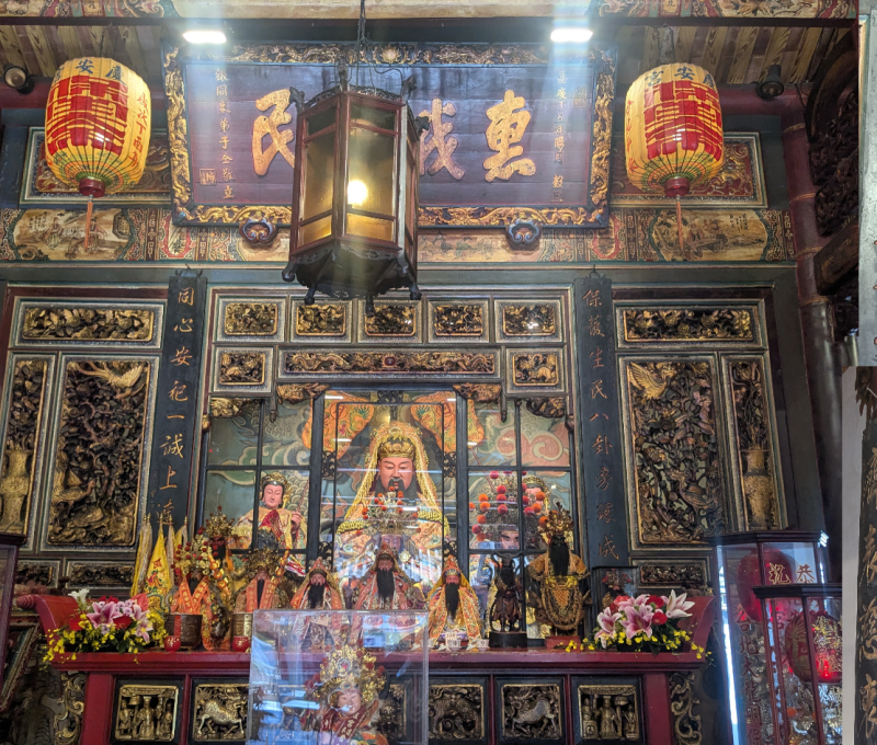 保生大帝像與左右分祀趙元帥、康元帥像。（照片提供者：歷史所李華彥、余芷昀）