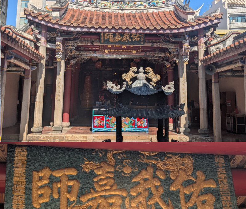 慶安宮後殿與「佑我嘉師」古匾。（照片提供者：歷史所李華彥、余芷昀）