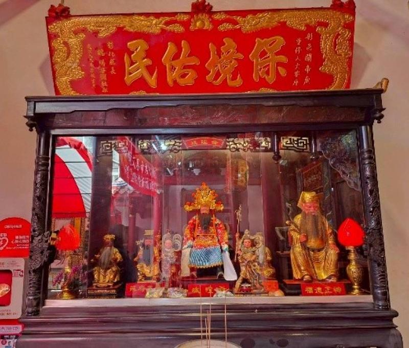 「威鎮海邦」古匾。（照片提供者：歷史所李華彥）