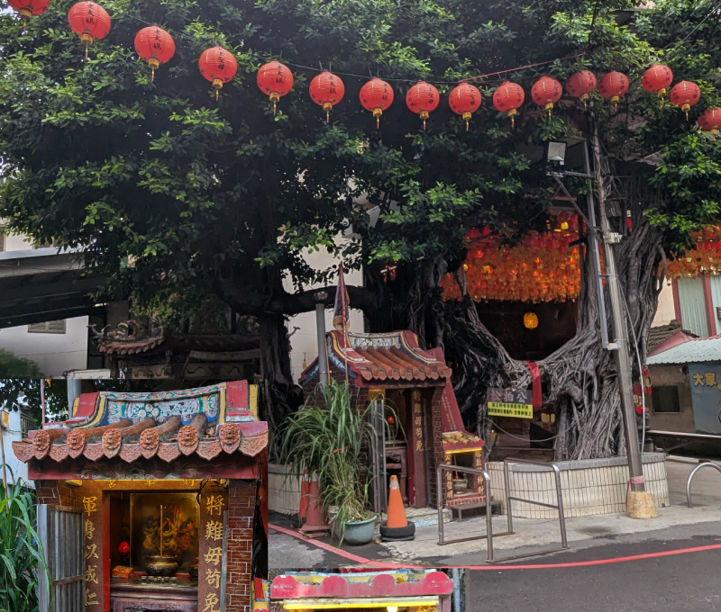 將軍營和榕樹公。（照片提供者：歷史所吳紹嘉、蔡尚廷）